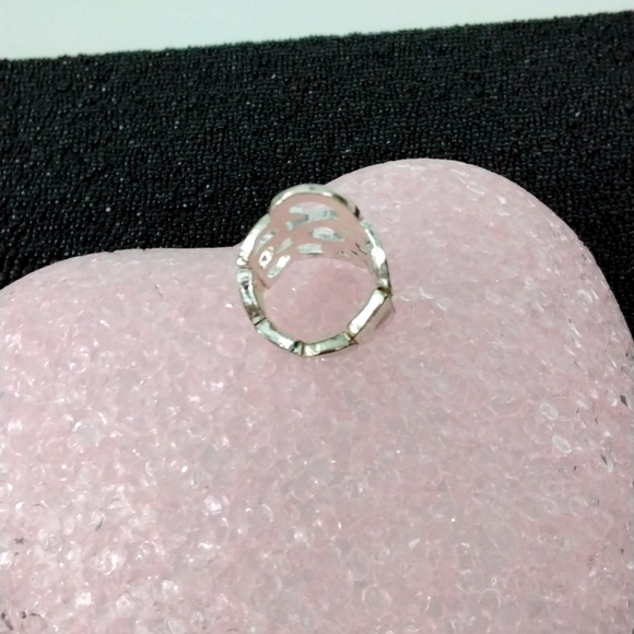 Statement ring in silvertone, size 8 adjustable - Picture 4 of 11